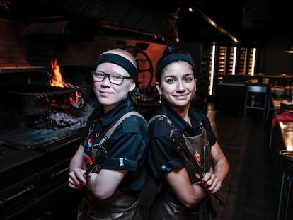 Irene Nan y JulietaMonet, de 29 y 32 años y jefa de cocina y parrillera en el restaurante Piantao, en Madrid.