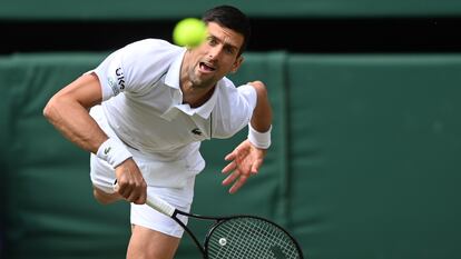 Djokovic durante la final de Wimbledon ante Berrettini.