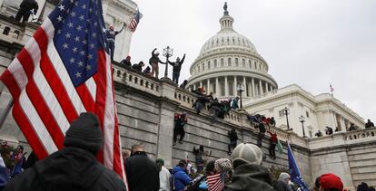 Supporters of U.S. President Donald Trump climb on walls at the U.S. Capitol during a protest against the certification of the 2020 U.S. presidential election results by the U.S. Congress, in Washington, U.S., January 6, 2021. REUTERS/Jim Urquhart     TPX IMAGES OF THE DAY - RC2L2L9T7RPX