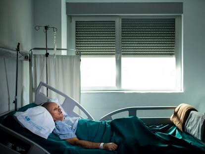 Pedro, un paciente de covid que no quiso vacunarse, en su habitación del Hospital de Torrejón tras salir de la UCI el 25 de noviembre de 2021.