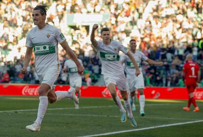 Pere Milla celebra un gol durante el partido entre el Elche CF y el Villarreal CF en el Martínez Valero este sábado.