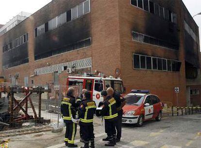 Los bomberos miran los resultados del incendio de la subestación del hospital de Vall d'Hebron en Barcelona