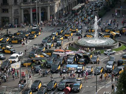 La confluencia de la Gran Via con el paseo de Gràcia tomada por los taxistas en huelga, desde el hotel Almanac.