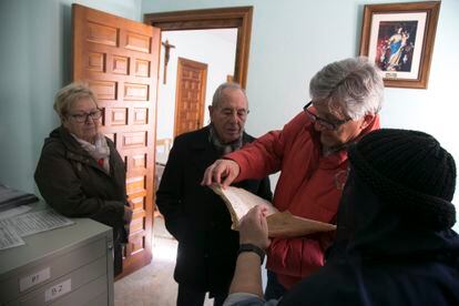 La monja Isabel Valderrama, en el archivo del convento, con el historiador Rodolfo de los Reyes (de rojo) y los cronistas Dolores González y Cesáreo Morón.