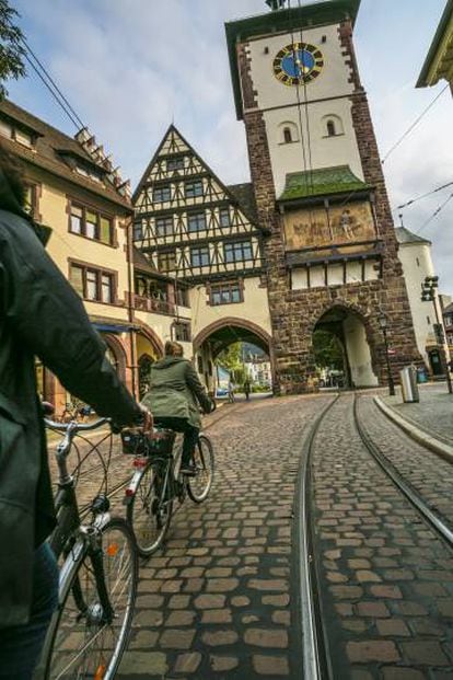 Ciclistas ante la puerta de Suabia (Schwabentor), en Friburgo.