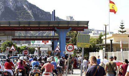 Las colas de veh&iacute;culos para entrar en Gibraltar duraban ayer hasta dos horas.