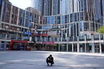 Exterior de un centro comercial vacío, este lunes en Pekín. 