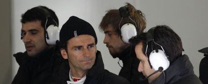 Pedro de la Rosa (con gorro), ayer en Jerez en los entrenamientos del HRT.