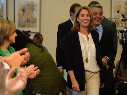 La presidenta del PP vasco, Arantza Quiroga, este lunes en la clausura de la convenci&oacute;n de cargos en &Aacute;lava, junto a Javier de Andr&eacute;s.