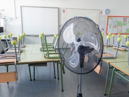 Ventiladores en las aulas de una escuela de Barcelona, en una imagen de archivo.