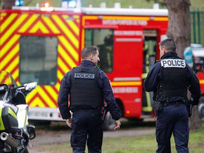 La policía francesa en Villejuif, al sur de París, donde ha habido un ataque con cuchillo.