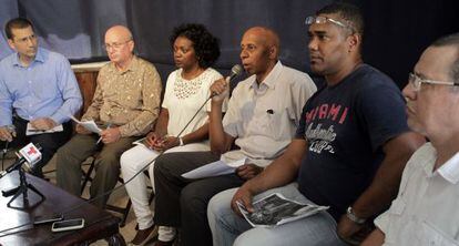 Los disidentes Antonio Rodiles, Felix Navarro, Berta Soler, Guillermo Fariñas, Angel Moya y Egberto Escobedo (i-d) antes de la reunión