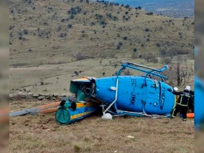 El helicóptero de la DGT accidentado en Robledo de Chavela (Madrid), este domingo.