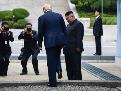 En un gesto histórico que rebaja la tensión entre los dos países, el mandatario estadounidense ha cruzado a territorio de Corea del Norte