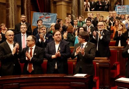 El presidente catalán Carles Puigdemont (derecha en la primera fila), aplaude junto a varios diputados del Parlamento el 27 de octubre de 2017, tras la declaración de independencia. 