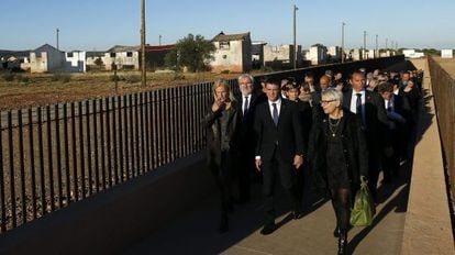 Manuel Valls (c), asiste a la inauguración del antiguo campo de refugiados de Rivesaltes.