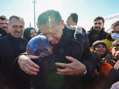 El presidente turco, Recep Tayyip Erdogan, abraza a una mujer en su visita de este miércoles a Kahramanmaras, una de las localidades más afectadas por los terremotos.