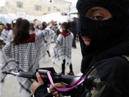 Niños participan en una ceremonia celebrada con motivo del Día de los prisioneros palestinos en Hebron (Palestina).