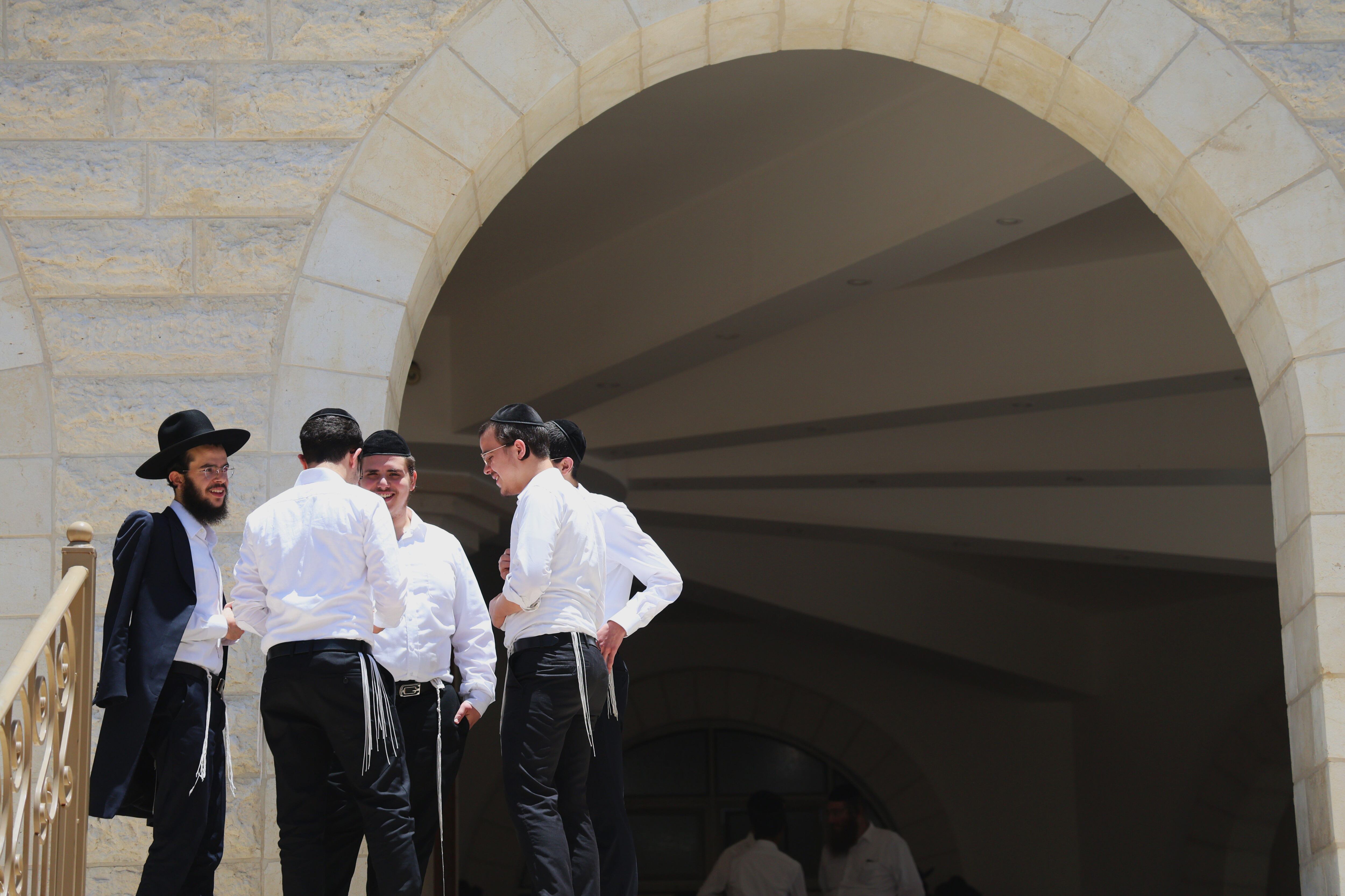 Alguns estudantes Haredi na entrada da yeshiva Slabodka (escola religiosa) nesta quarta-feira em Bnei Brak.