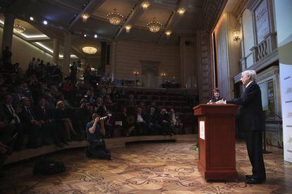El escritor Mario Vargas Llosa pronuncia su discurso tras recibir el premio en Moscú.