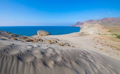 Vista desde la duna de la playa de Monsul, en el Cabo de Gata (Almería).