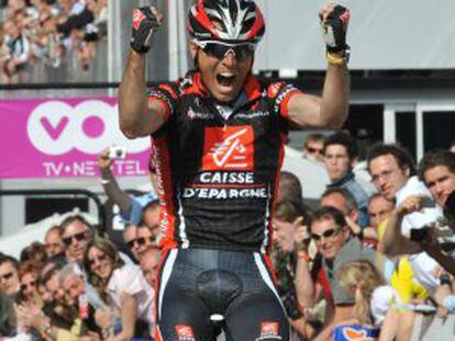 Alejandro Valverde, alza su brazo celebrando la victoria en la clásica de Lieja en 2008.