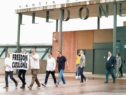 Los líderes independentistas abandonan la prisión de Lledoners tras el indulto concedido por el Gobierno. REUTERS/Albert Gea