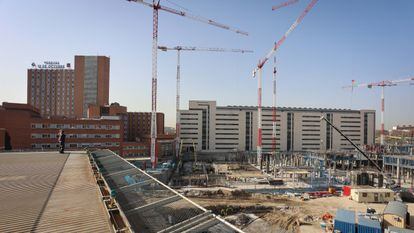 La Residencia General del 12 de octubre, a la izquierda, será remplazada por el nuevo edificio de hospitalización antes de 2024.