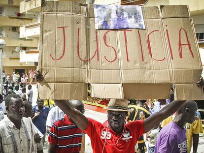 Compatriotas del senegalés muerto en una redada en Salou protestando.