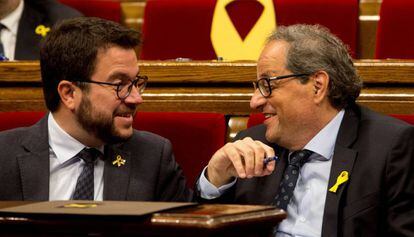 El vicepresidente económico, Pere Aragonès, junto al presidente Quim Torra, ayer en el Parlament.