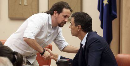 Pablo Iglesias saluda a Pedro Sánchez, la semana pasada, en el Congreso.
