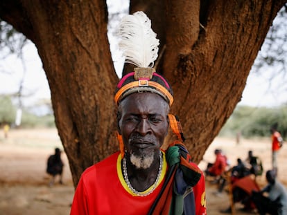 Kokoi Namojong', de 59 años y miembro de la comunidad tribal turkana, en Kenia.