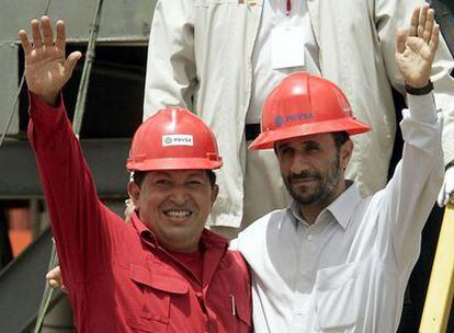Los presidentes de Venezuela, Hugo Chávez (izquierda) y de Irán, Mahmud Ahmadineyad, en Santo Tomé en 2006.