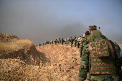 Miembros de las fuerzas kurdas junto a una zanja a medida que avanzan para liberar el pueblo Tiskharab del Estado Islámico, el 20 de octubre.