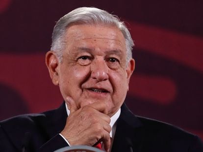 Andrés Manuel López Obrador habla durante su conferencia matutina en Palacio Nacional.