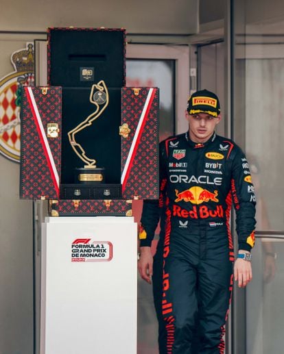 Max Verstappen, ganador del Grand Prix de F1 de Mónaco en 2023, pasa junto al baúl de Louis Vuitton que contiene el trofeo.