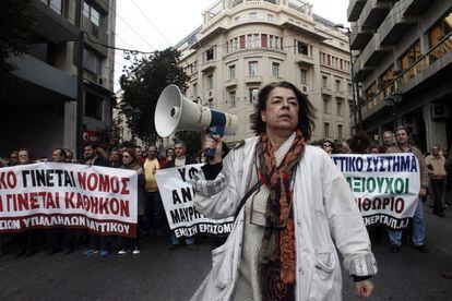 Una mujer con un megáfono lidera la marcha de un grupo de manifestantes en una protesta en Atenas (Grecia).