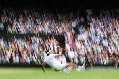 Taylor Fritz se resbala cuando le devuelve la pelota al español Rafael Nadal, este miércoles. Tras un inicio esperanzador, en el que llegó a colocarse 3-1 arriba, Rafael Nadal ha perdido el primer set del duelo de cuartos de final.