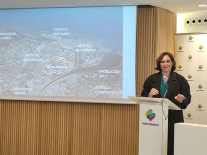 La alcaldesa de Barcelona, Ada Colau, este lunes en una rueda de prensa.
