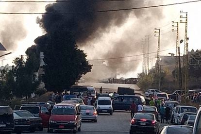 La columna de humo originada por la explosión en Tleil, en el norte de Líbano, este domingo.