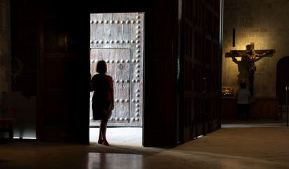 Una denunciante de un caso de abusos en la Iglesia entra en el monasterio de Sant Cugat, en Barcelona.