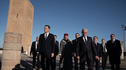El presidente del Gobierno, Pedro Sánchez, a la izquierda tras visitar el Mausoleo de Mohamed V, este jueves en Rabat (Marruecos).
