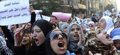 Mujeres egipcias participan en una manifestación convocada para pedir que se respeten sus derechos en El Cairo.