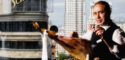 Antonio Riaño, frente a la terraza del espacio Gourmet Experience.