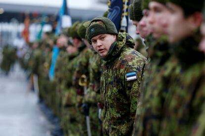 Soldados estonios, en una parada militar en Nerva cerca de la frontera con Rusia en enero de 2020.