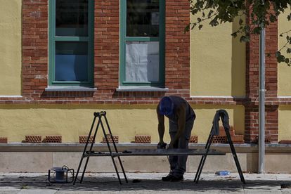 Un obrero de la construcción trabaja en una vivienda en Castilla y León.NACHO GALLEGO (EFE)