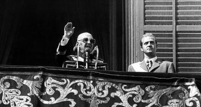 Franco (i) acompa&ntilde;ado del Pr&iacute;ncipe de Espa&ntilde;a en aquel momento, Juan Carlos de Borb&oacute;n, desde el balc&oacute;n principal del Palacio de Oriente el 1 de octubre de 1975.