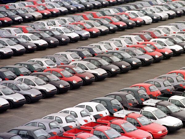Miles de vehículos Ford en una planta brasileña en 1998.