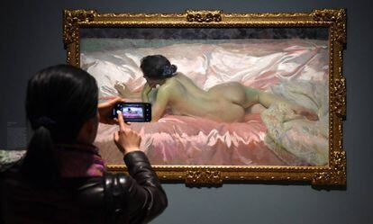 Una visitante ante 'Desnudo de mujer', en la inauguración en marzo de la exposición dedicada a Sorolla en la National Gallery.