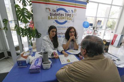 Un voluntario se hace el test de la diabetes en el Hospital Fundaci&oacute;n Jim&eacute;nez D&iacute;az